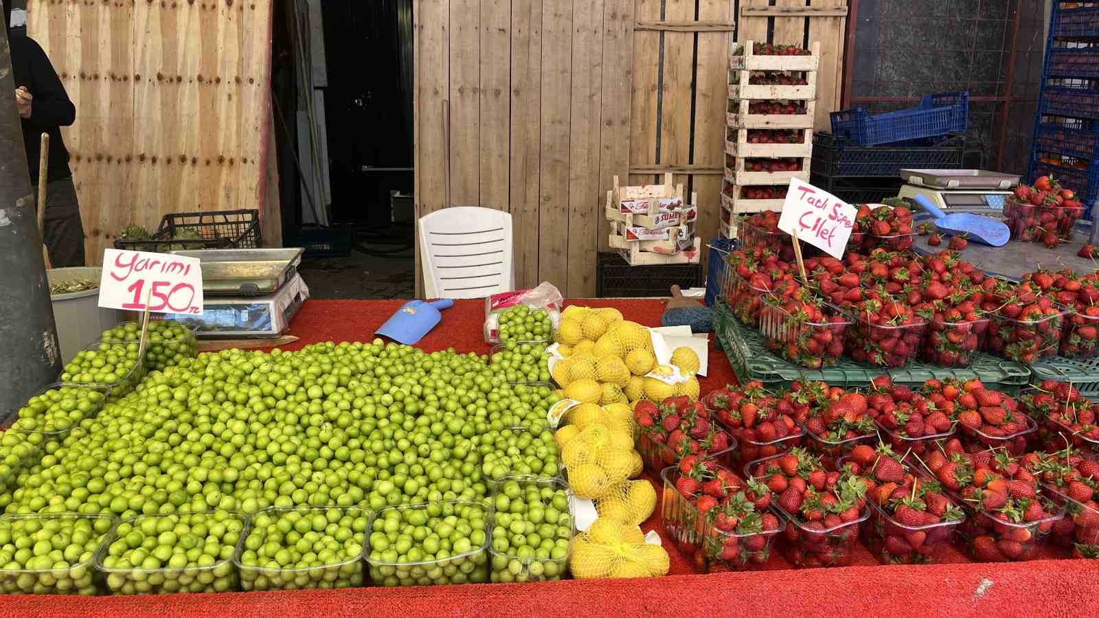 Yaz meyveleri pazar tezgahlarında yerini aldı
