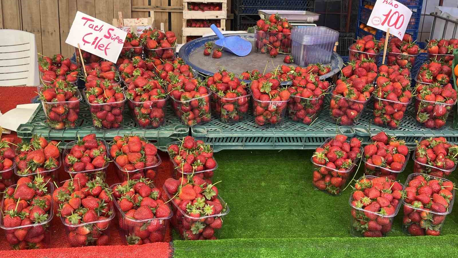 Yaz meyveleri pazar tezgahlarında yerini aldı
