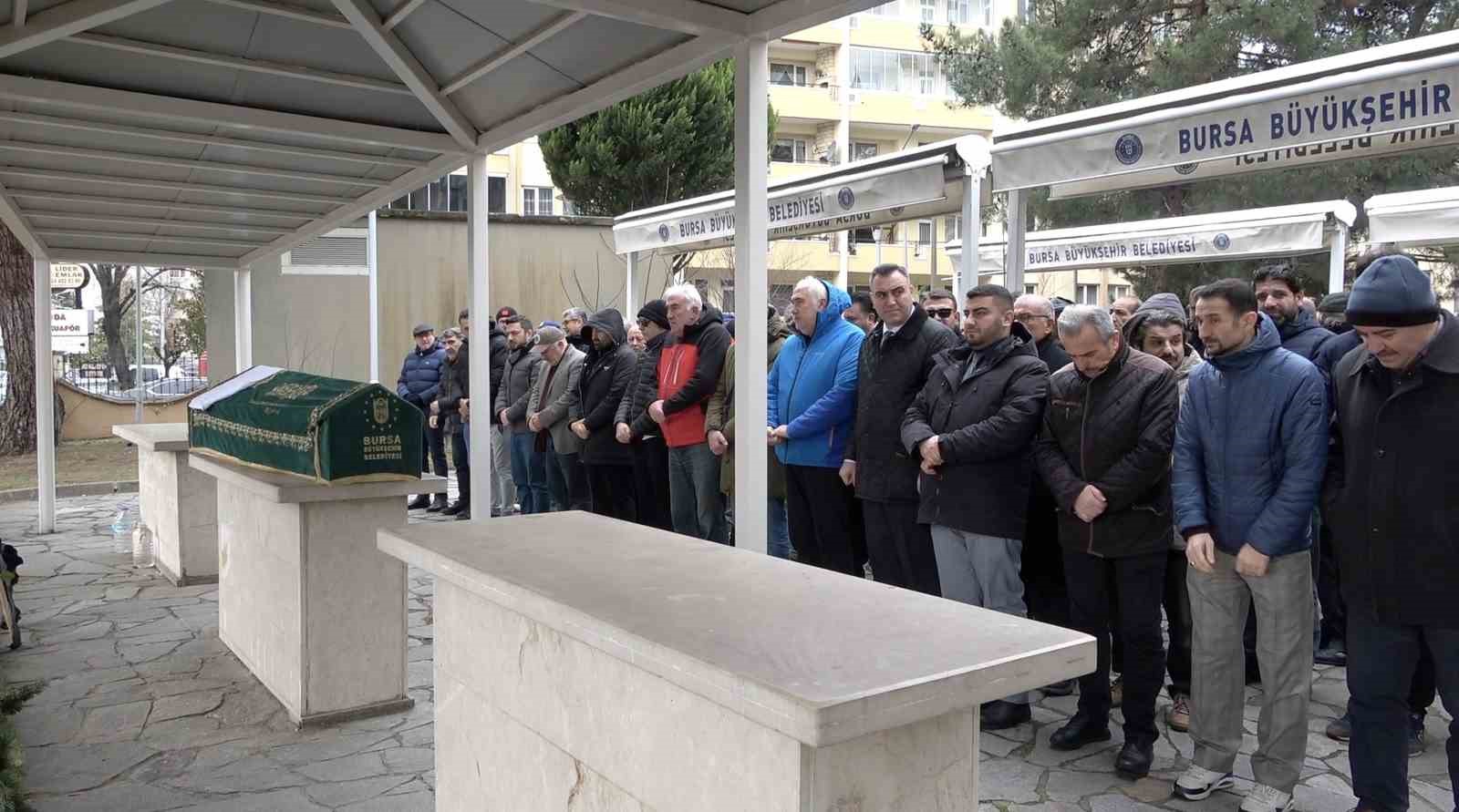 Yazar Ahmet Turan Alkan Bursa’da toprağa verildi
Yazar Ahmet Turan Alkan Bursa’da toprağa verildi