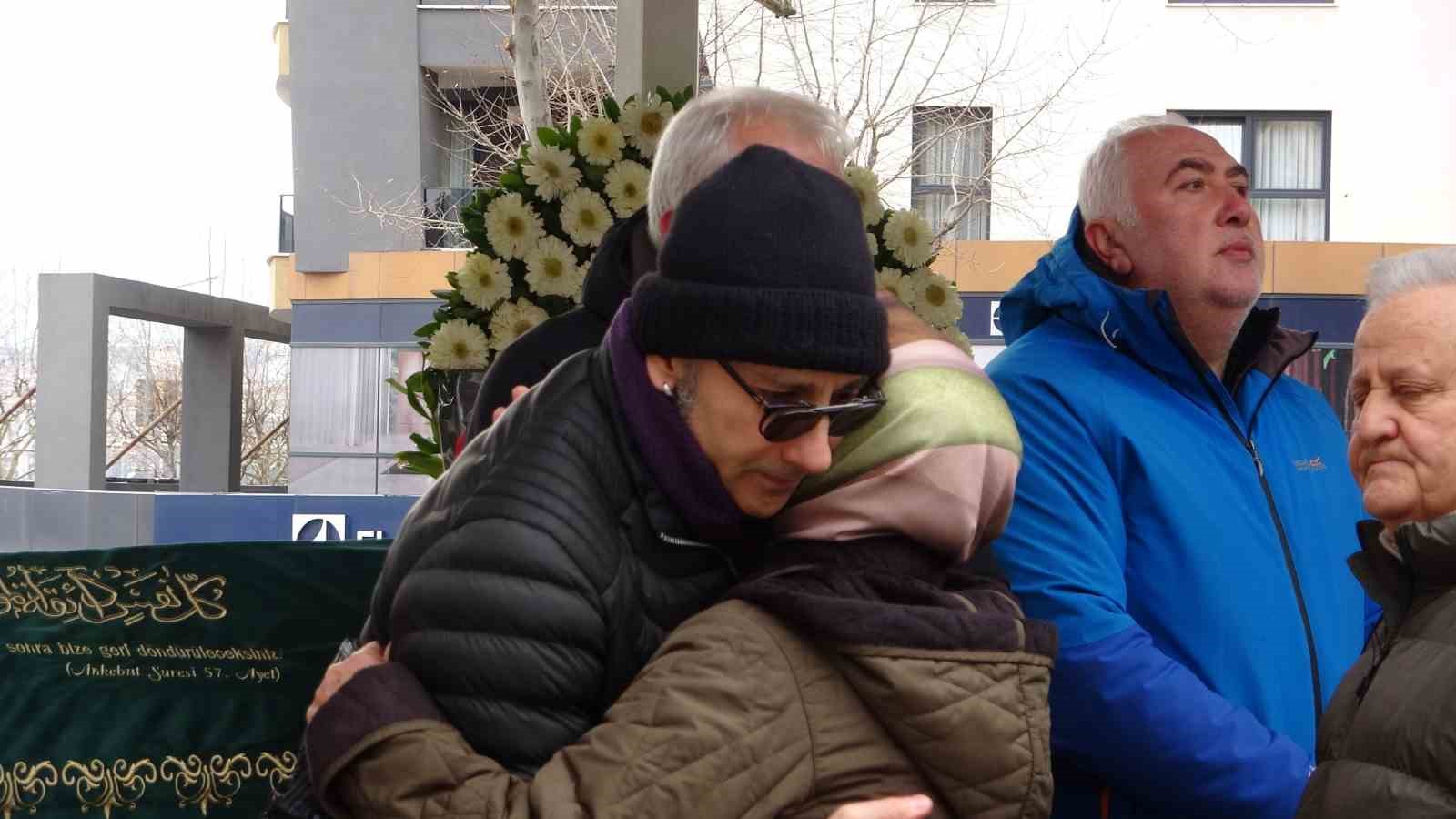 Yazar Ahmet Turan Alkan Bursa’da toprağa verildi
Yazar Ahmet Turan Alkan Bursa’da toprağa verildi