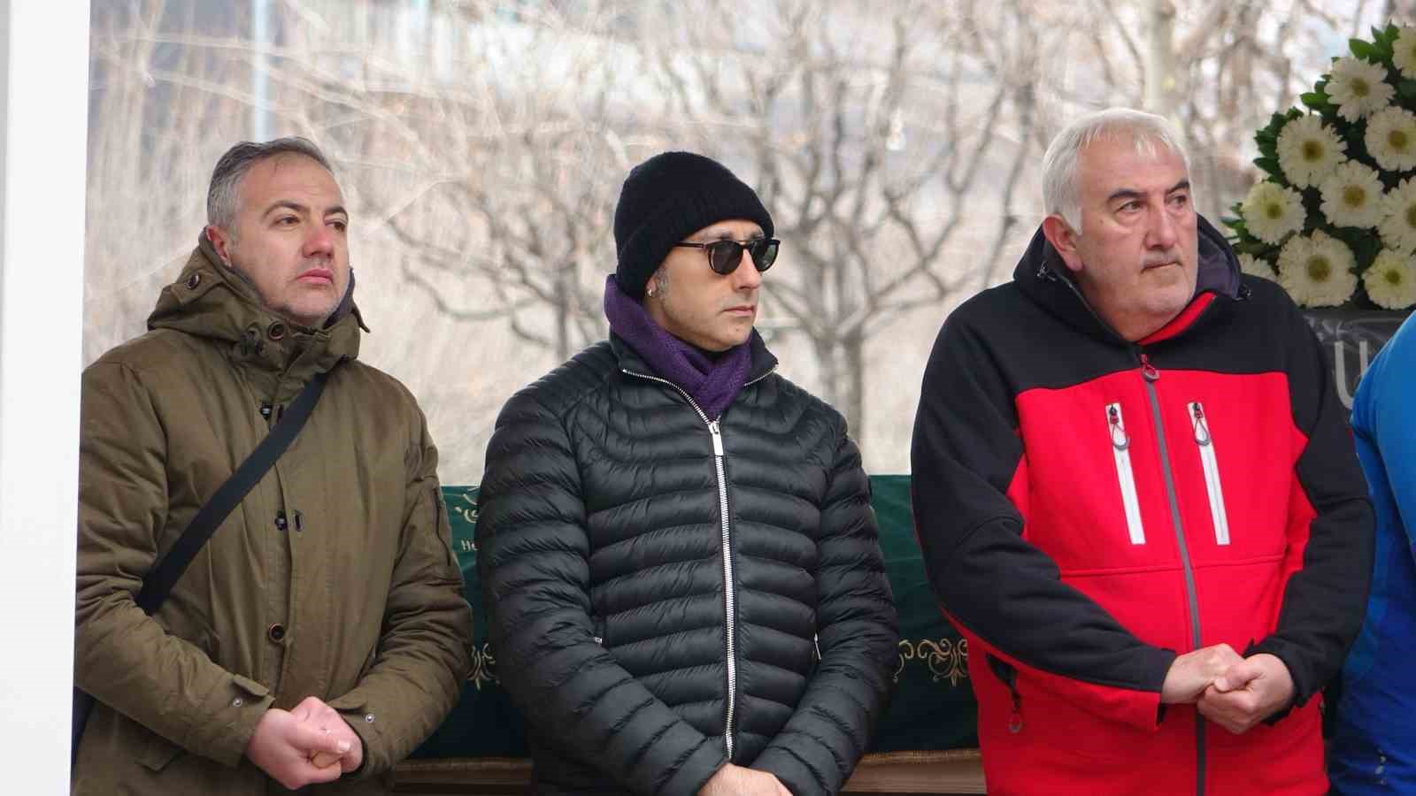 Yazar Ahmet Turan Alkan Bursa’da toprağa verildi
Yazar Ahmet Turan Alkan Bursa’da toprağa verildi