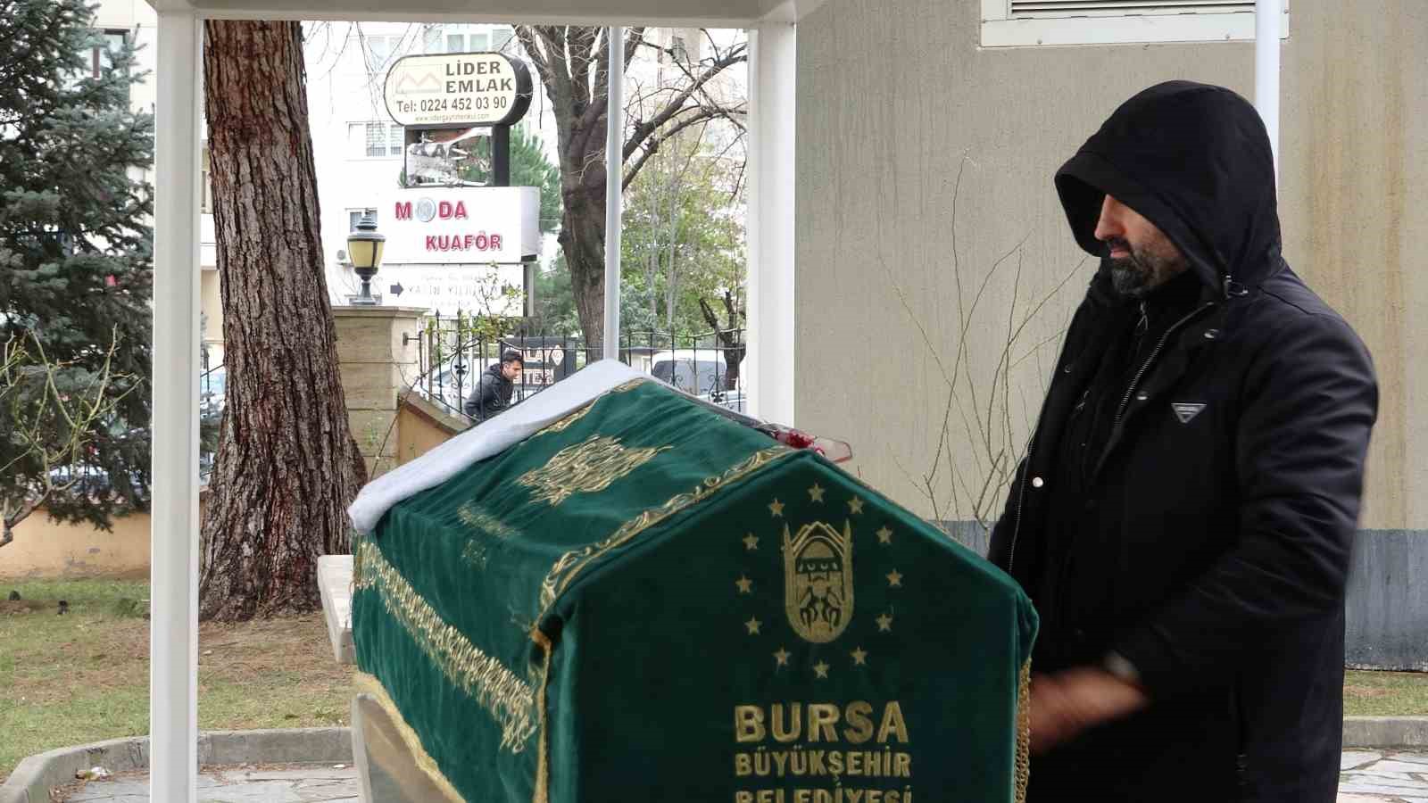 Yazar Ahmet Turan Alkan Bursa’da toprağa verildi
Yazar Ahmet Turan Alkan Bursa’da toprağa verildi