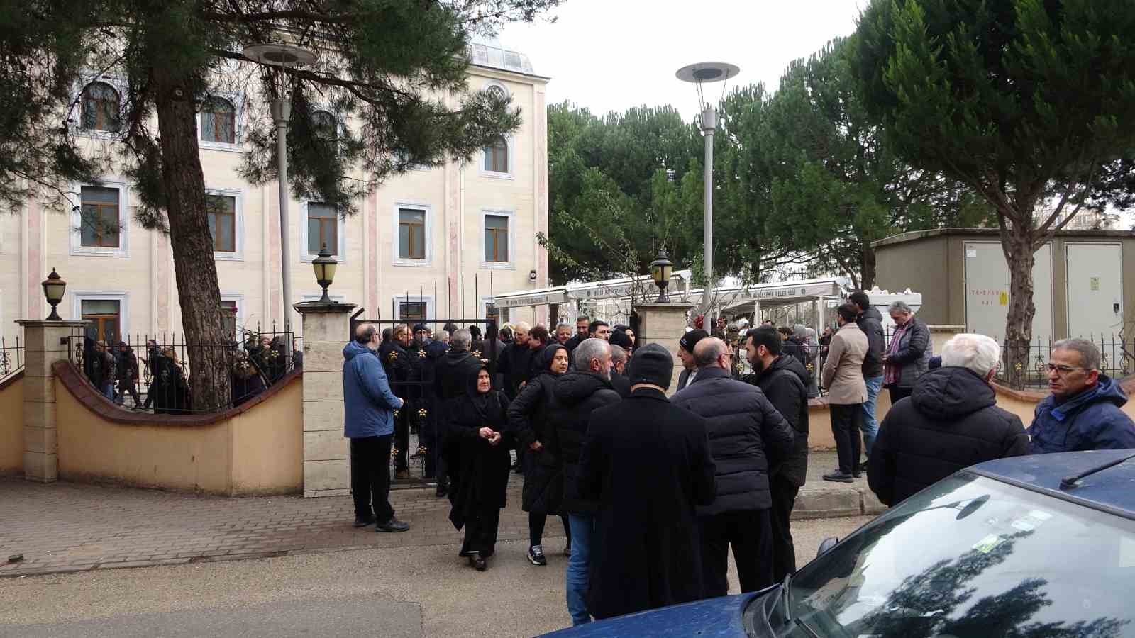 Yazar Ahmet Turan Alkan Bursa’da toprağa verildi
Yazar Ahmet Turan Alkan Bursa’da toprağa verildi