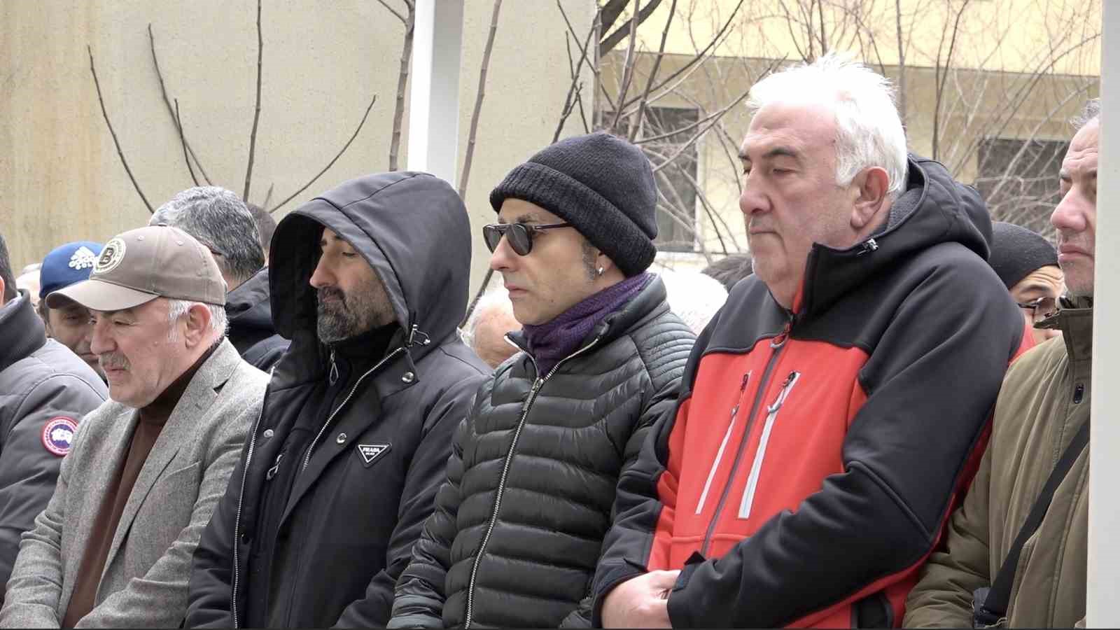 Yazar Ahmet Turan Alkan Bursa’da toprağa verildi
Yazar Ahmet Turan Alkan Bursa’da toprağa verildi