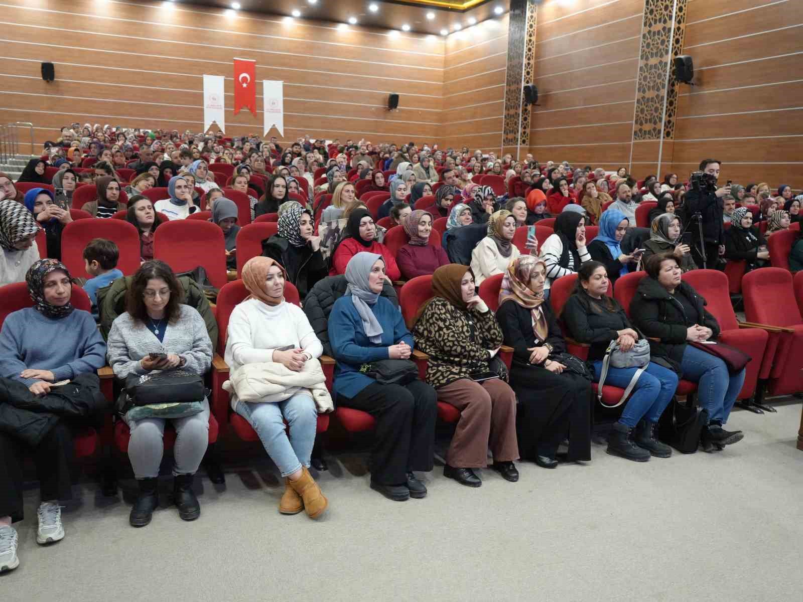Yazar Hayati İnanç: "İnsan kalbini çer çöple doldurmamalıdır"
