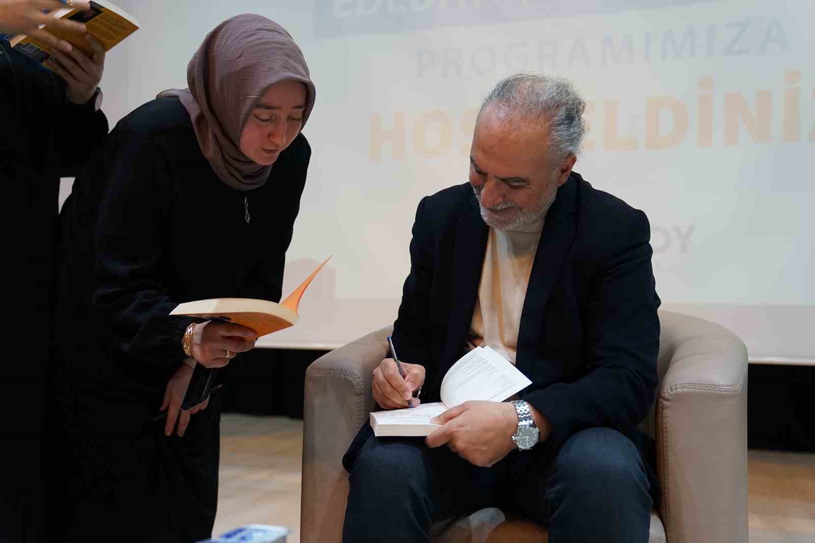 Yazar Tarık Tufan Esenyurt’ta okurlarıyla buluştu
Yazar Tarık Tufan Esenyurt’ta okurlarıyla buluştu