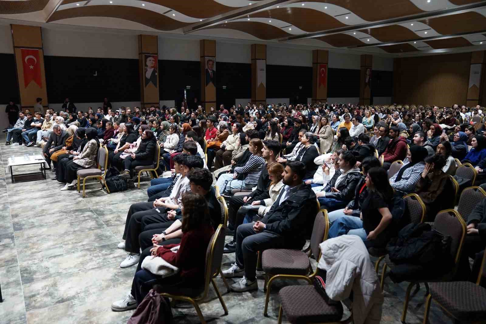 Yazar Tarık Tufan Esenyurt’ta okurlarıyla buluştu
Yazar Tarık Tufan Esenyurt’ta okurlarıyla buluştu