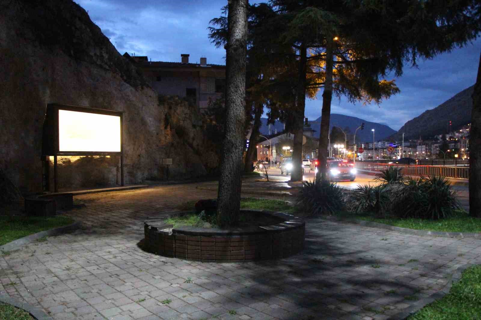 Yazboz tahtasına dönmüştü, restore edilen 600 yıllık kaya kitabenin dünyada tek olduğu ortaya çıktı
Yazboz tahtasına dönmüştü, restore edilen 600 yıllık kaya kitabenin dünyada tek olduğu ortaya çıktı