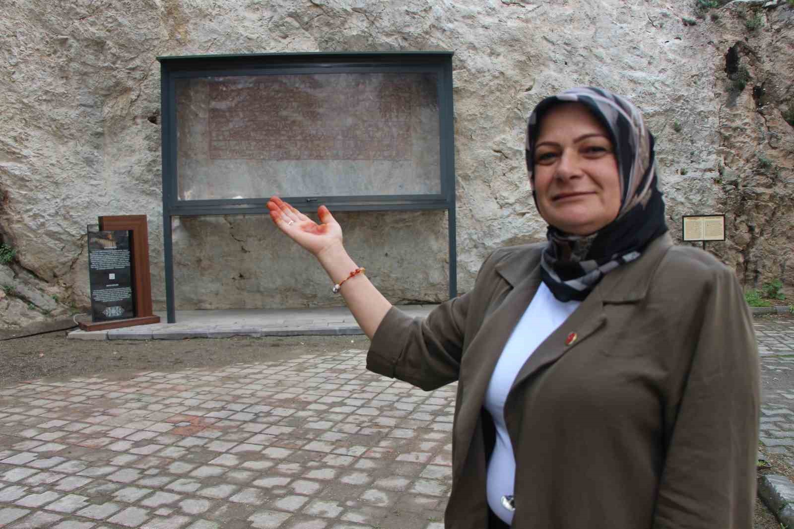 Yazboz tahtasına dönmüştü, restore edilen 600 yıllık kaya kitabenin dünyada tek olduğu ortaya çıktı
Yazboz tahtasına dönmüştü, restore edilen 600 yıllık kaya kitabenin dünyada tek olduğu ortaya çıktı