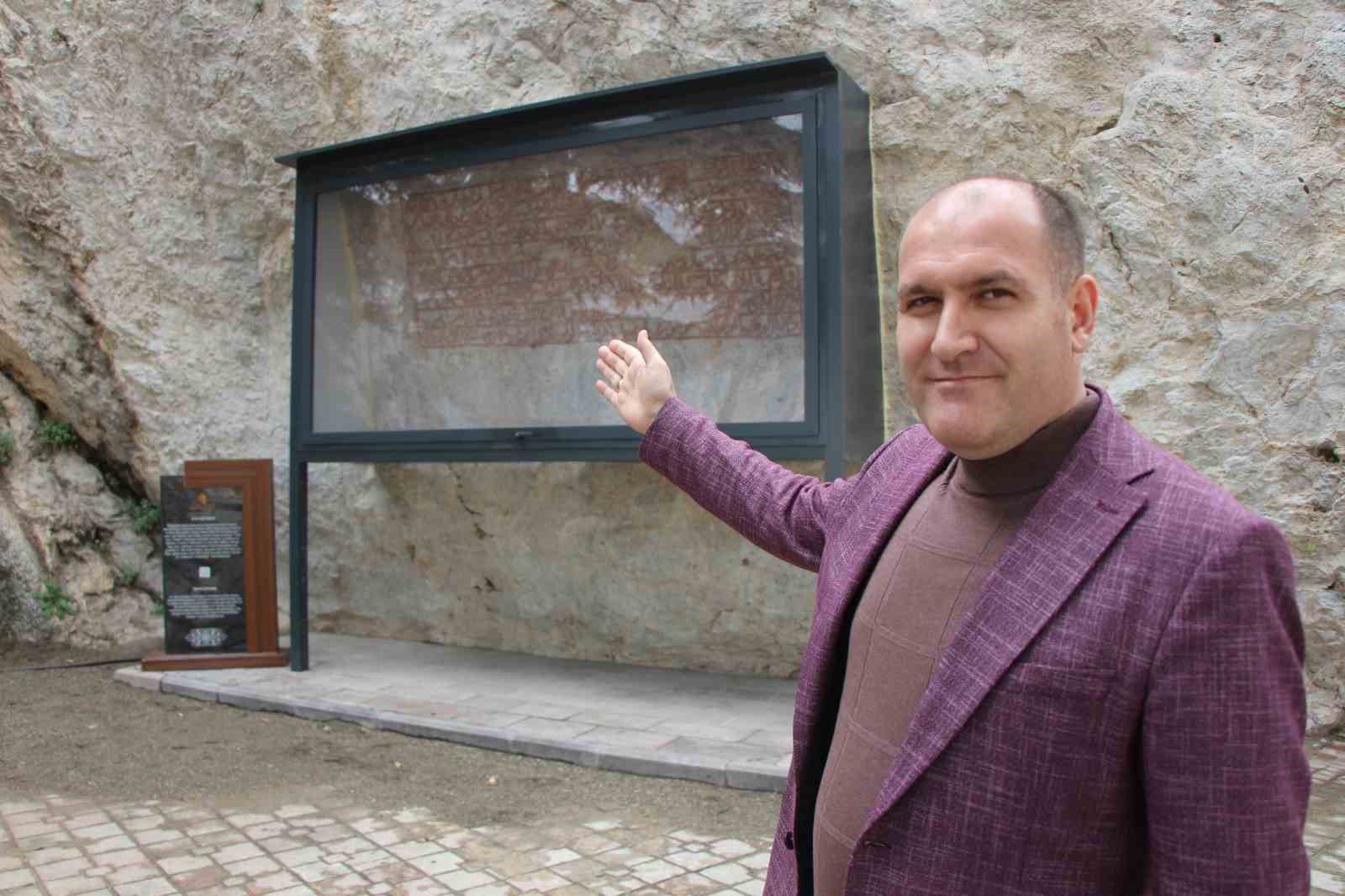 Yazboz tahtasına dönmüştü, restore edilen 600 yıllık kaya kitabenin dünyada tek olduğu ortaya çıktı
Yazboz tahtasına dönmüştü, restore edilen 600 yıllık kaya kitabenin dünyada tek olduğu ortaya çıktı