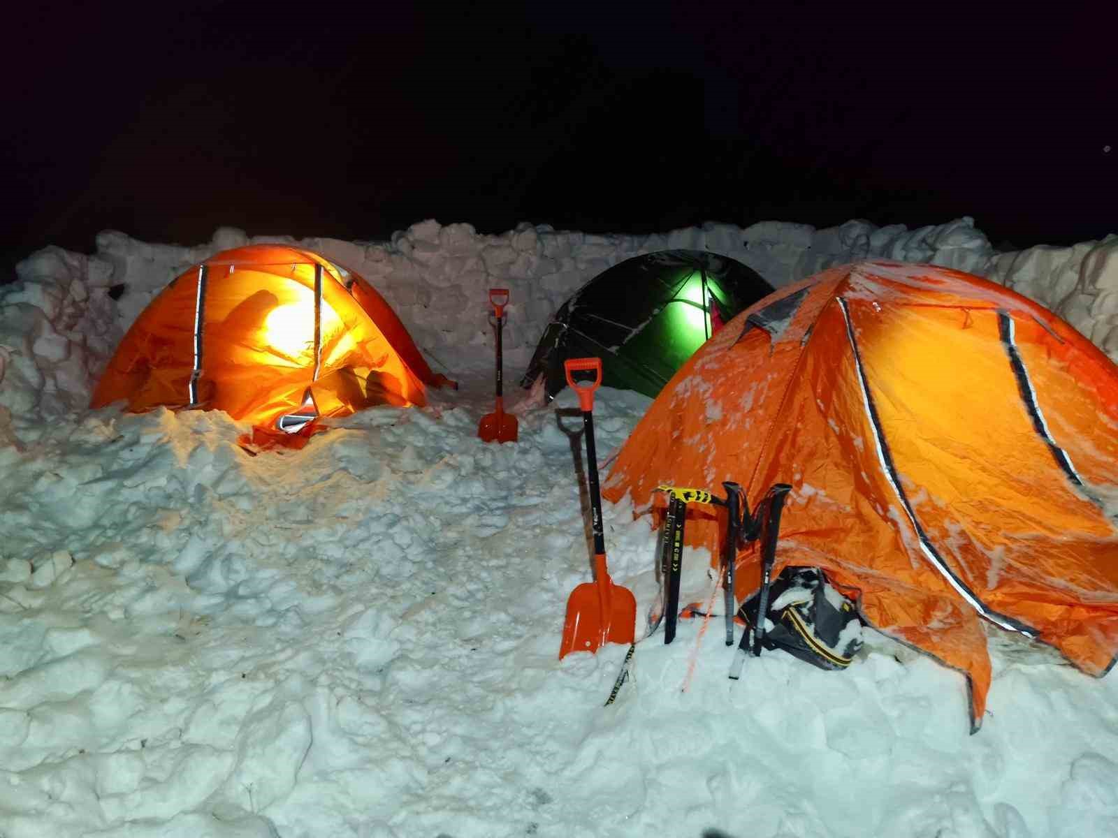 Yazın dalgalanan bayrak kışın buz kesti, o anlar görüntülendi
