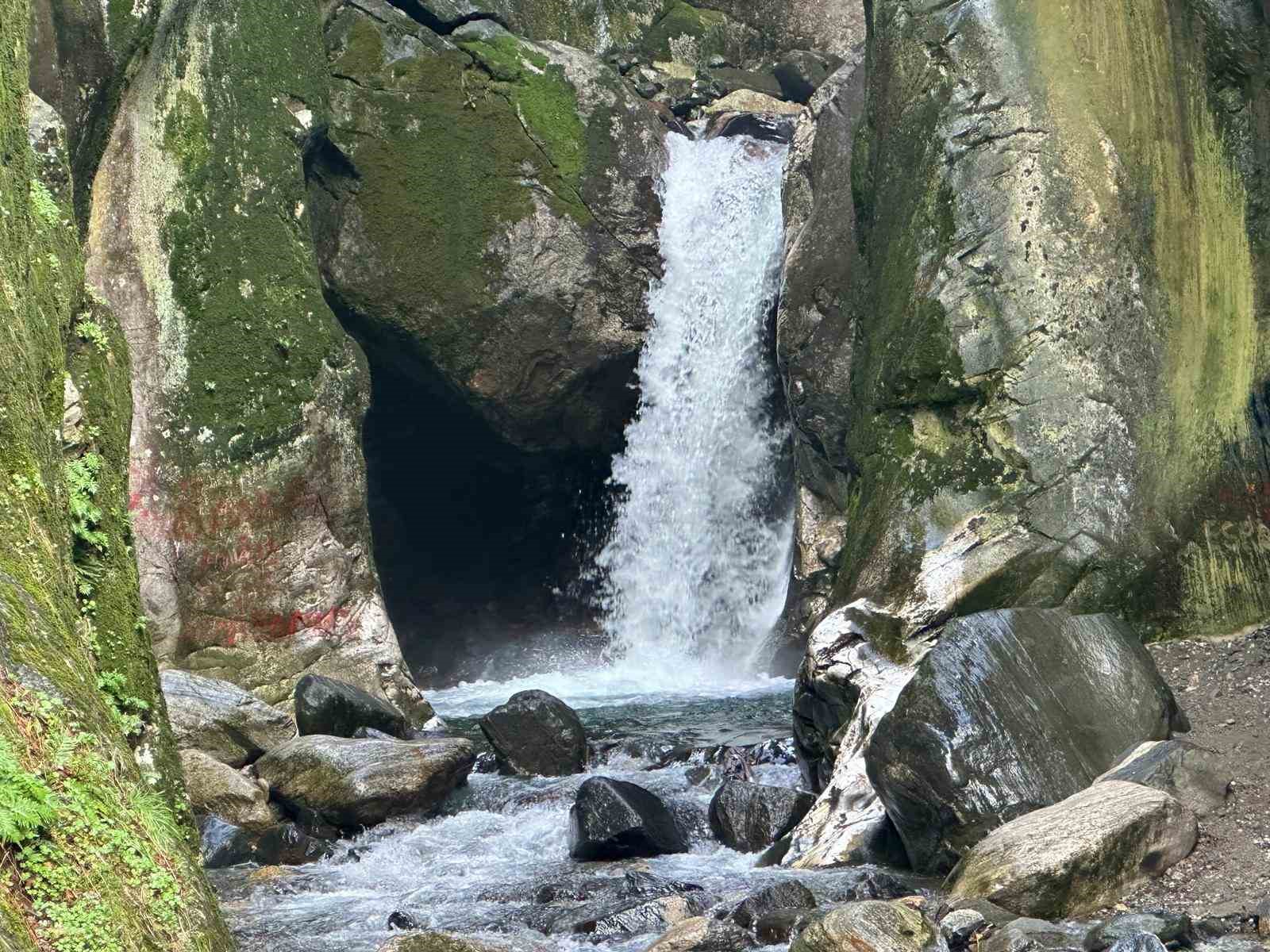 Yazın kurumak üzereydi, Uludağ’ın karlarıyla yeniden coştu
Yazın kurumak üzereydi, Uludağ’ın karlarıyla yeniden coştu