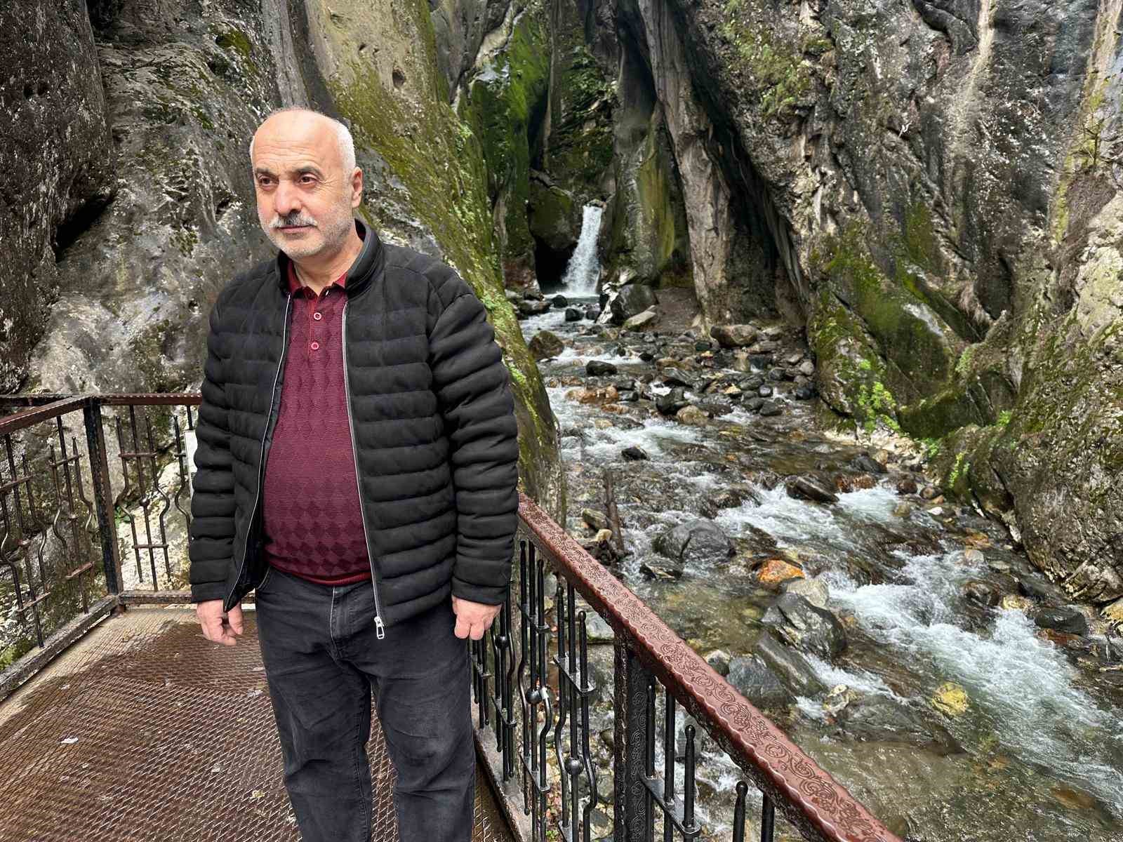 Yazın kurumak üzereydi, Uludağ’ın karlarıyla yeniden coştu
Yazın kurumak üzereydi, Uludağ’ın karlarıyla yeniden coştu