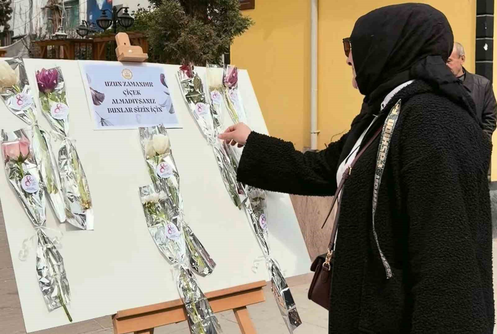 Yazıyı okuyan çiçek aldı: Yaşlı kadın hayatında ilk kez bu mutluluğu yaşadı
