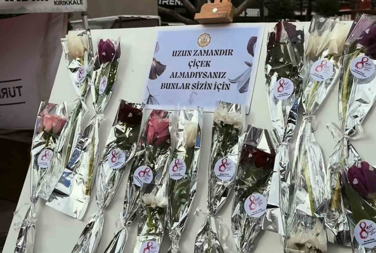 Yazıyı okuyan çiçek aldı: Yaşlı kadın hayatında ilk kez bu mutluluğu yaşadı

