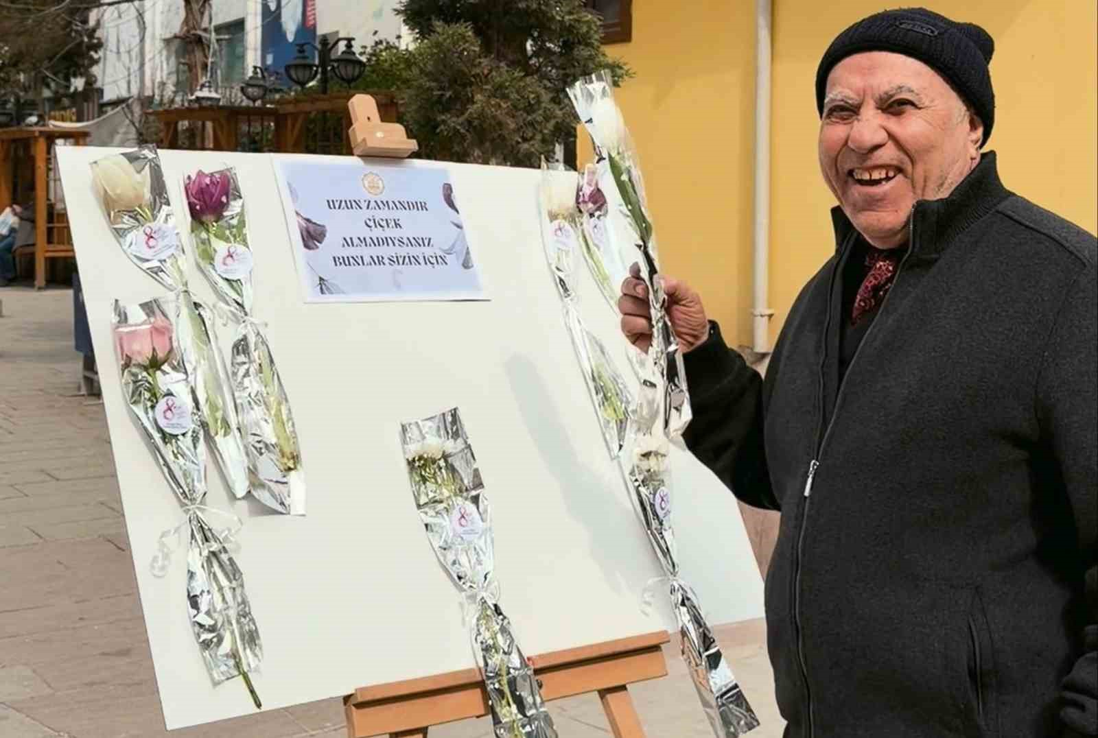 Yazıyı okuyan çiçek aldı: Yaşlı kadın hayatında ilk kez bu mutluluğu yaşadı
