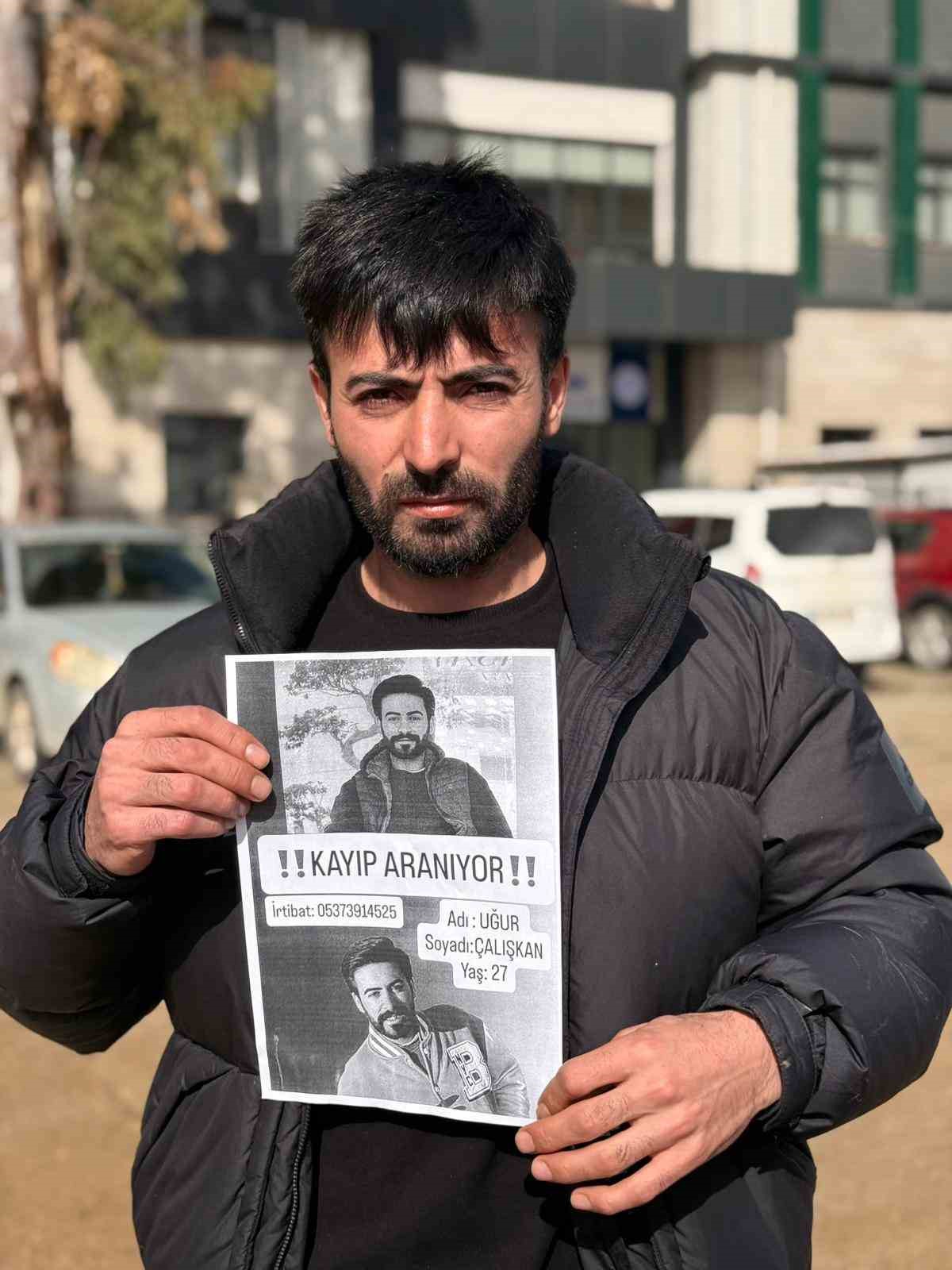 Yedi gündür kayıp olan gence ait eşyalar arazide bulundu
Yedi gündür kayıp olan gence ait eşyalar arazide bulundu