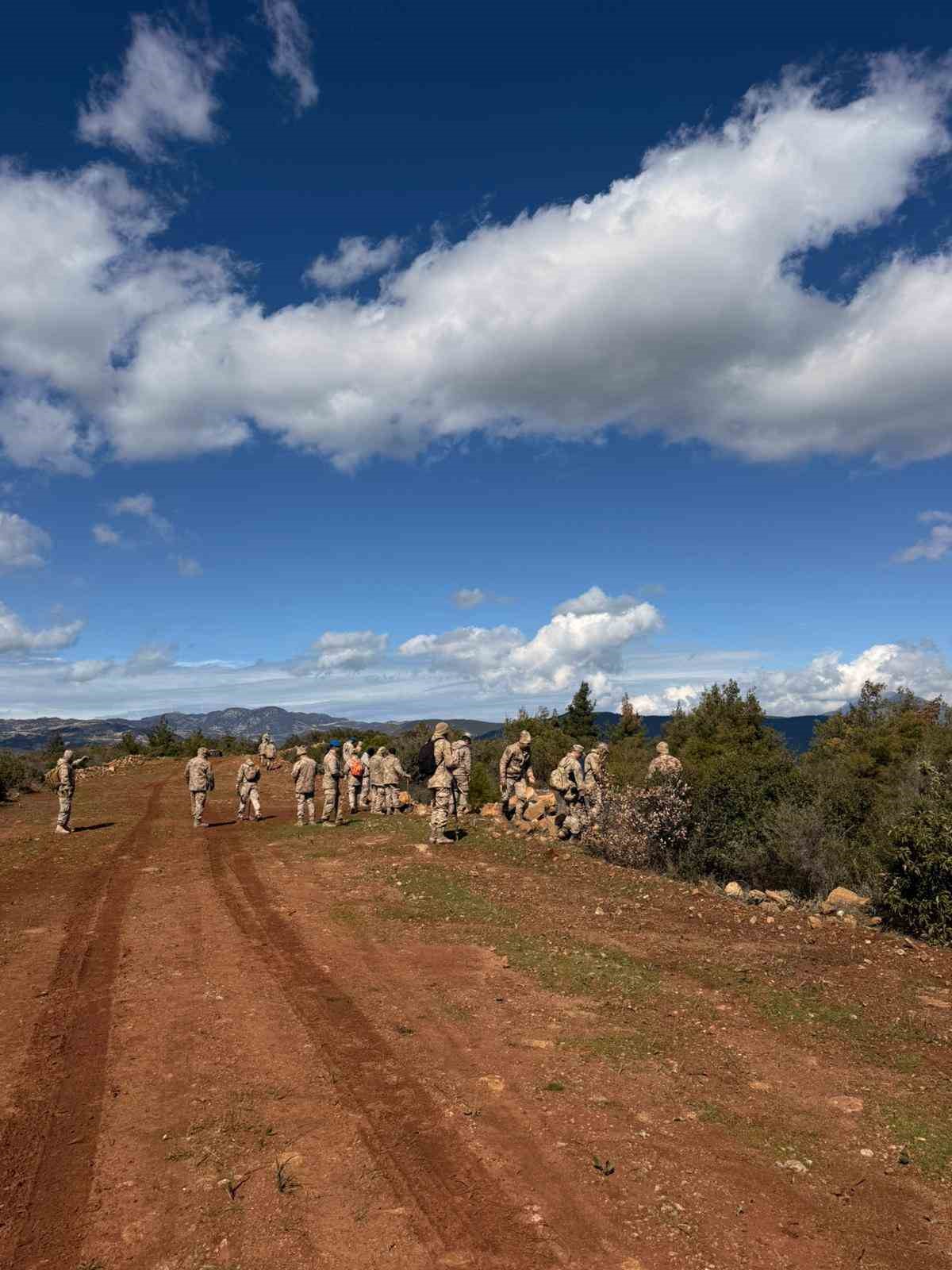 Yedi gündür kayıp olan gence ait eşyalar arazide bulundu
Yedi gündür kayıp olan gence ait eşyalar arazide bulundu