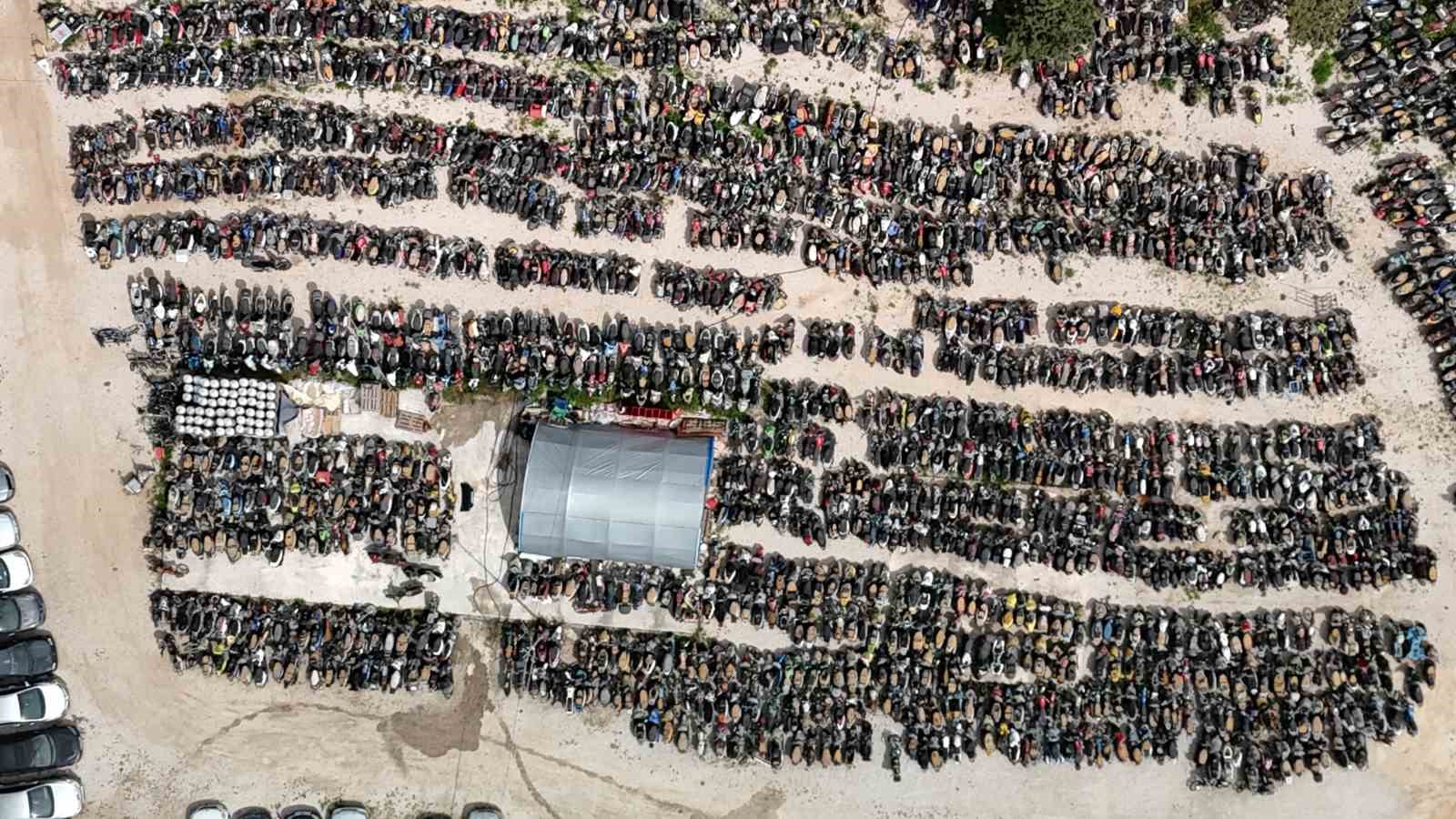 Yediemin otoparkları araç mezarlığına döndü, milyonluk araçlarla hurdaya dönenler aynı alanda sahiplerini bekliyor
