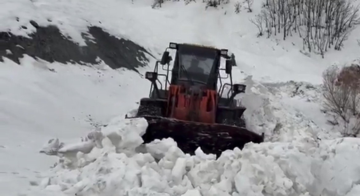 Yedisu’da kar kalınlığı 1 metreyi aştı, ekiplerin mücadelesi sürüyor
