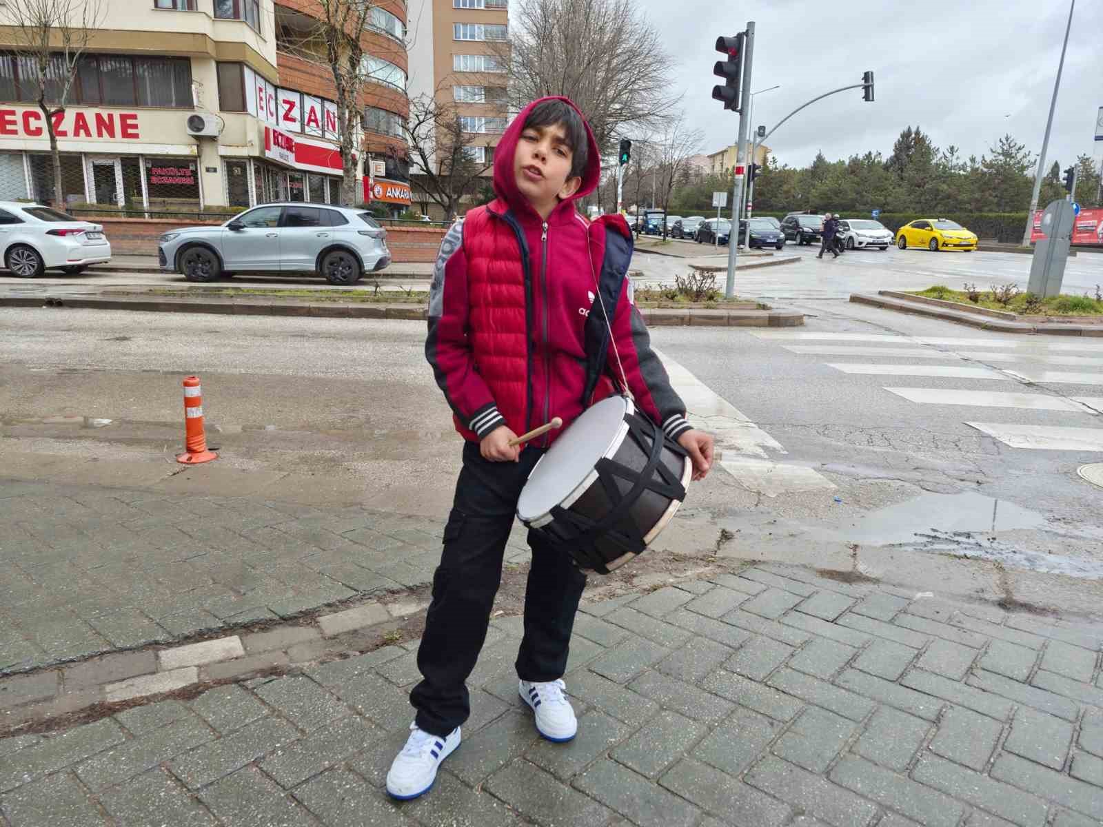 Yeğeniyle birlikte bayram harçlığı toplayan küçük davulcu
