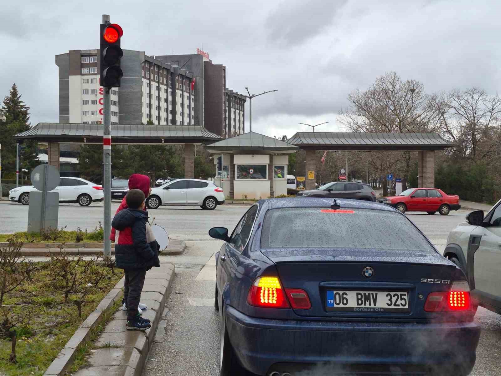 Yeğeniyle birlikte bayram harçlığı toplayan küçük davulcu
