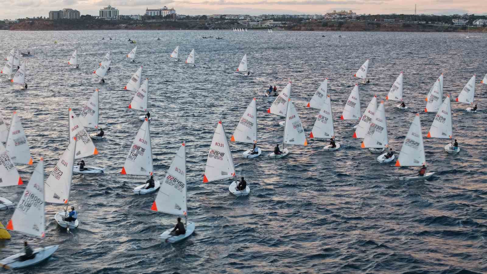 Yelkenliler Didim’de yarışmaya başladı
