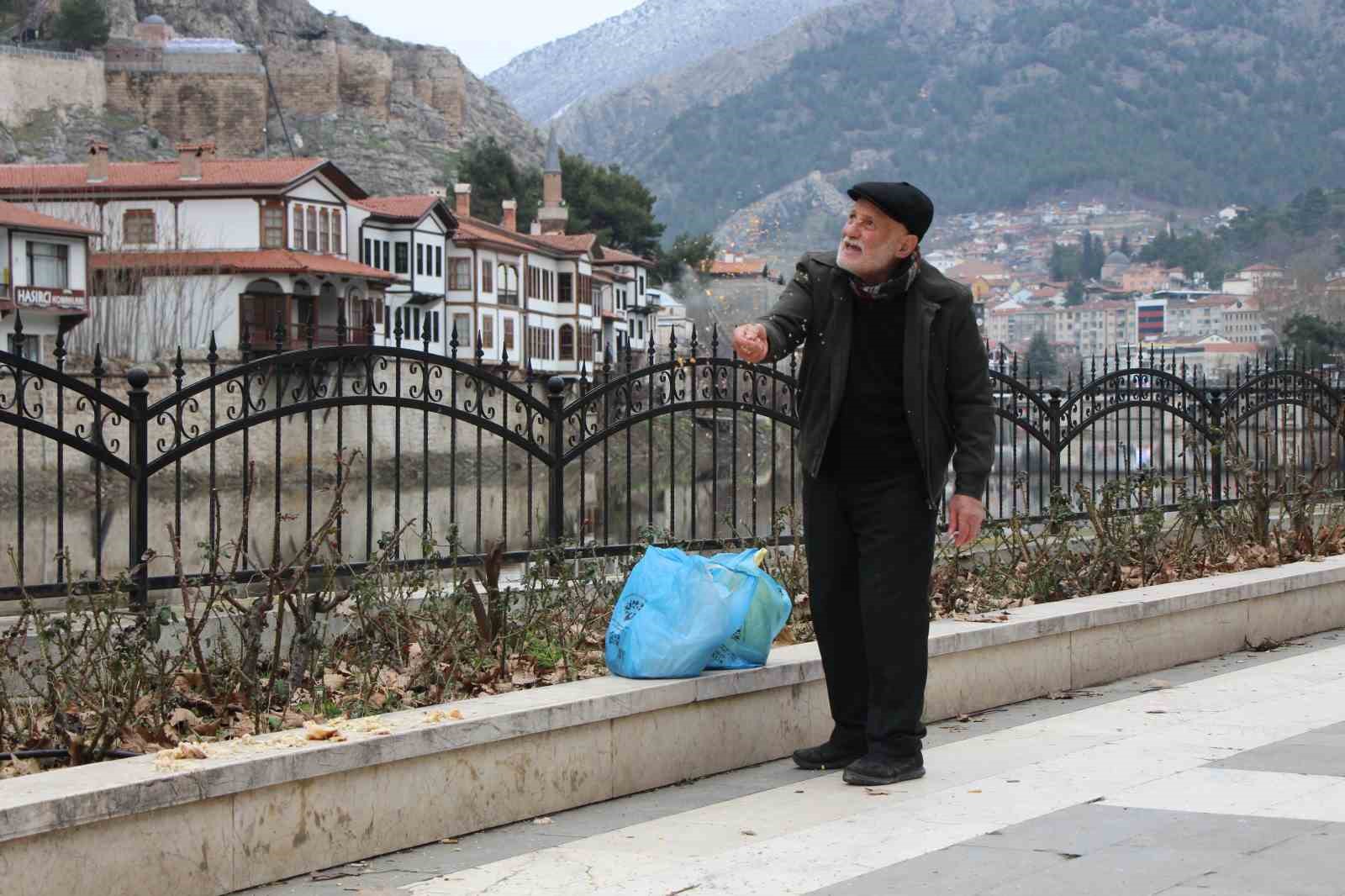 ’Yemci Dede’ 20 yıldır sokaklardaki güvercinleri beslemeden kahvaltı yapmıyor
