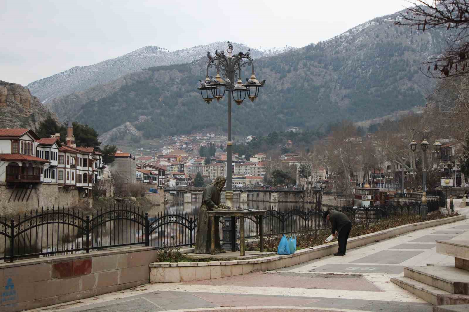 ’Yemci Dede’ 20 yıldır sokaklardaki güvercinleri beslemeden kahvaltı yapmıyor
