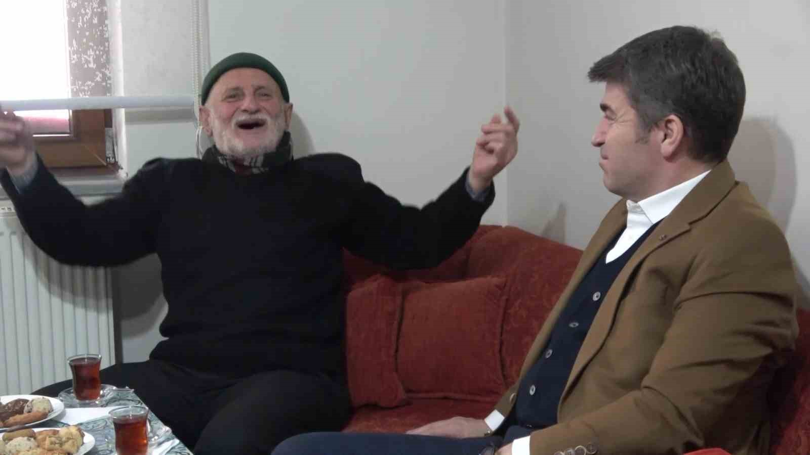 ’Yemci Dede’ 20 yıldır sokaklardaki güvercinleri beslemeden kahvaltı yapmıyor
