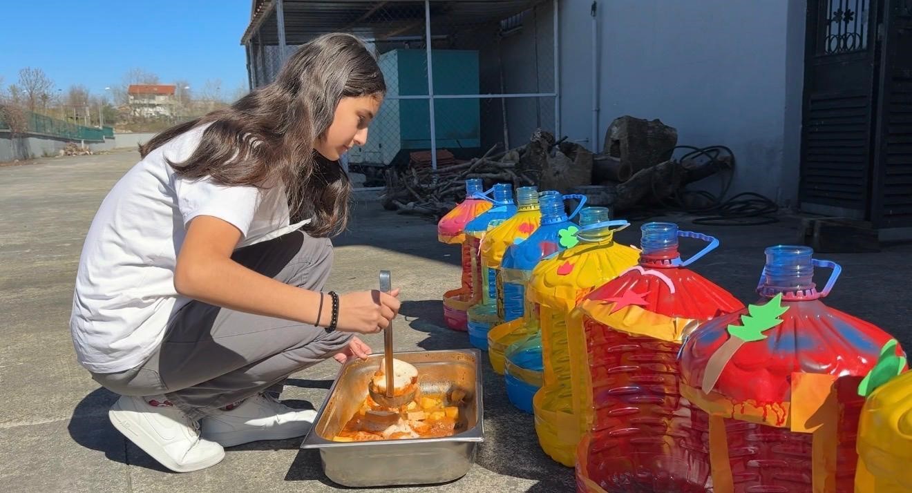 Yemek artıkları sokak hayvanları için mamaya dönüşüyor
