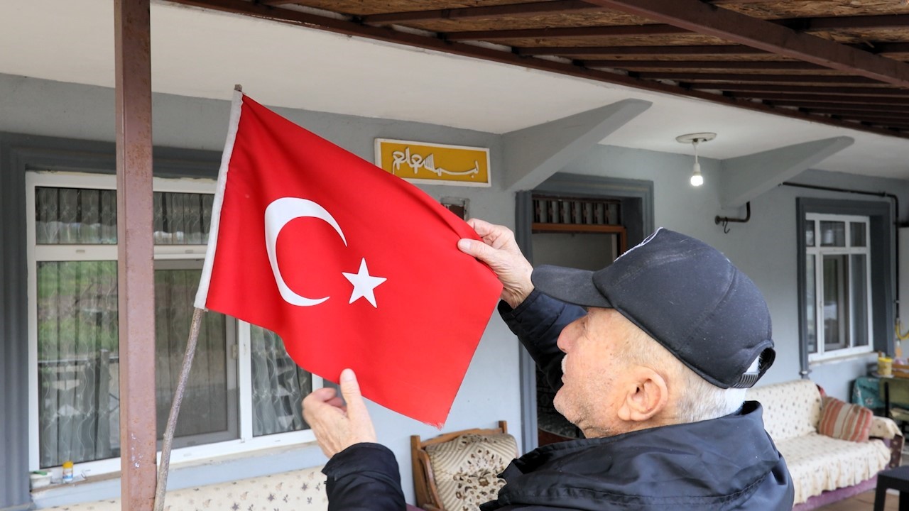 Yemek yapamayan 86 yaşındaki Necmettin dedenin imdadına "Gönül Kazan" yetişti
Yemek yapamayan 86 yaşındaki Necmettin dedenin imdadına "Gönül Kazan" yetişti