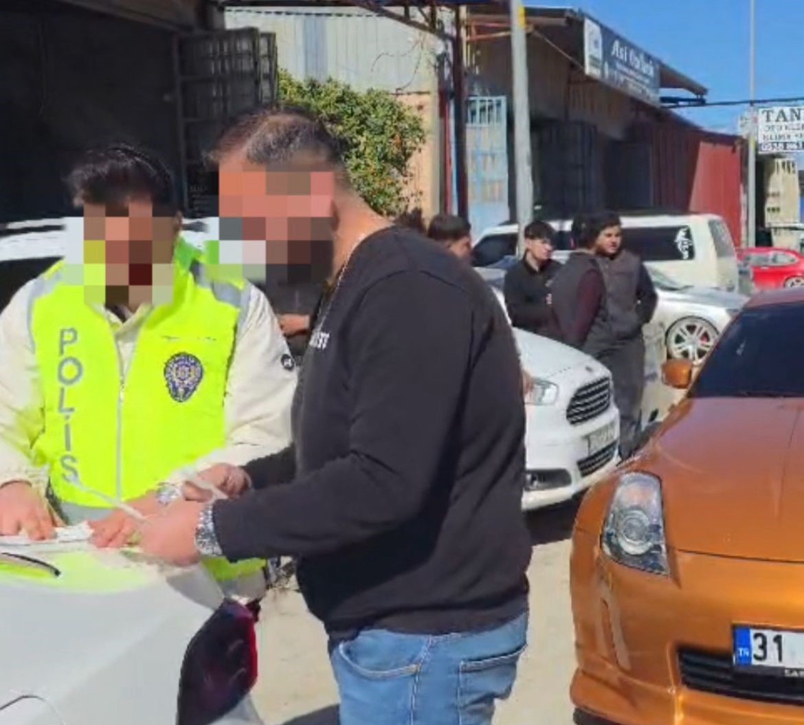 Yeni aldığı aracıyla ‘Gaza geldim’ diyerek drift atan sürücüye 140 bin TL ceza
Yeni aldığı aracıyla ‘Gaza geldim’ diyerek drift atan sürücüye 140 bin TL ceza