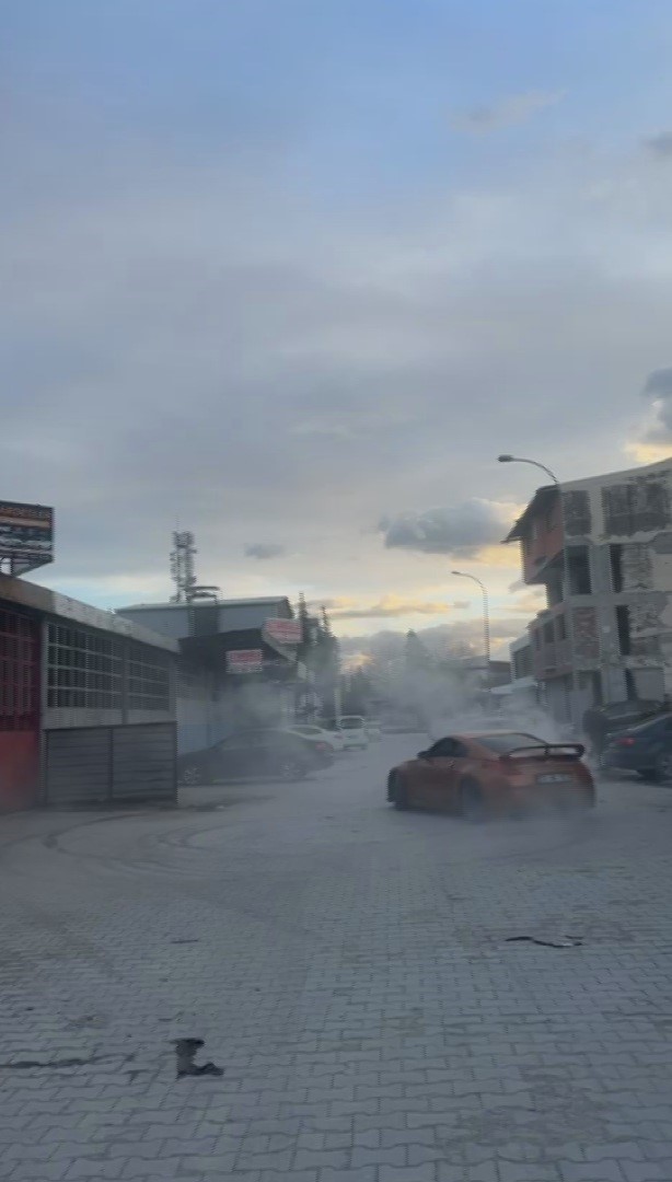 Yeni aldığı aracıyla ‘Gaza geldim’ diyerek drift atan sürücüye 140 bin TL ceza
Yeni aldığı aracıyla ‘Gaza geldim’ diyerek drift atan sürücüye 140 bin TL ceza