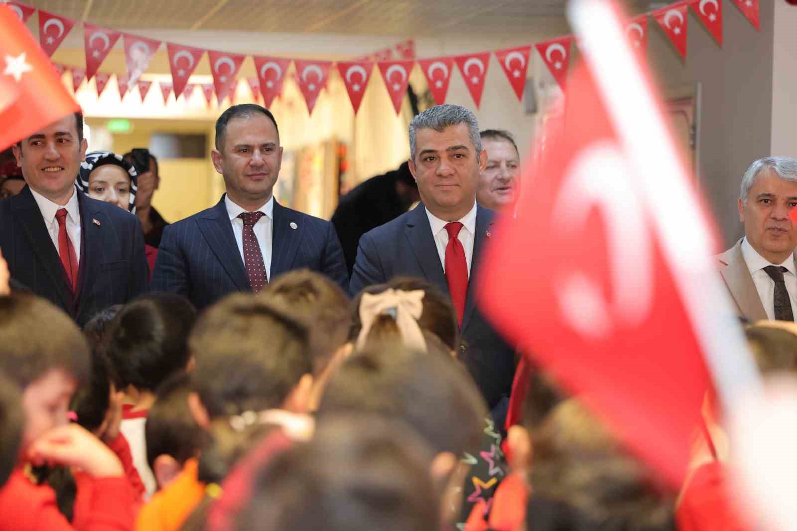 Yeni döneme ay-yıldızlı bayrakla başladılar
