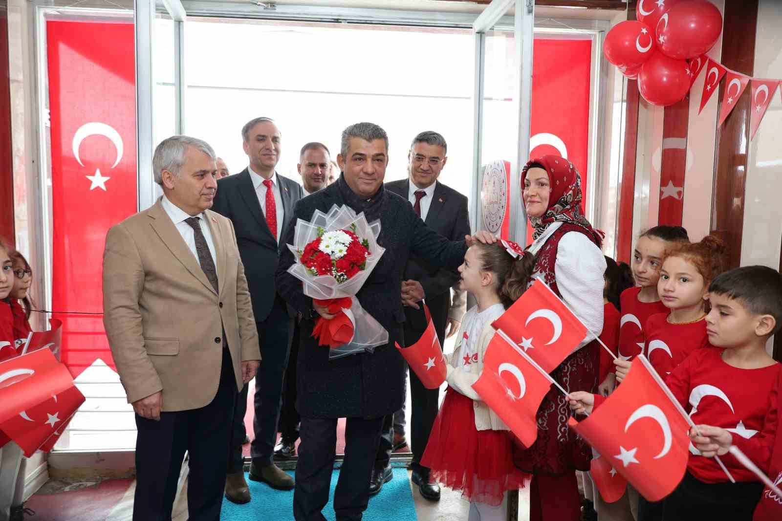 Yeni döneme ay-yıldızlı bayrakla başladılar
