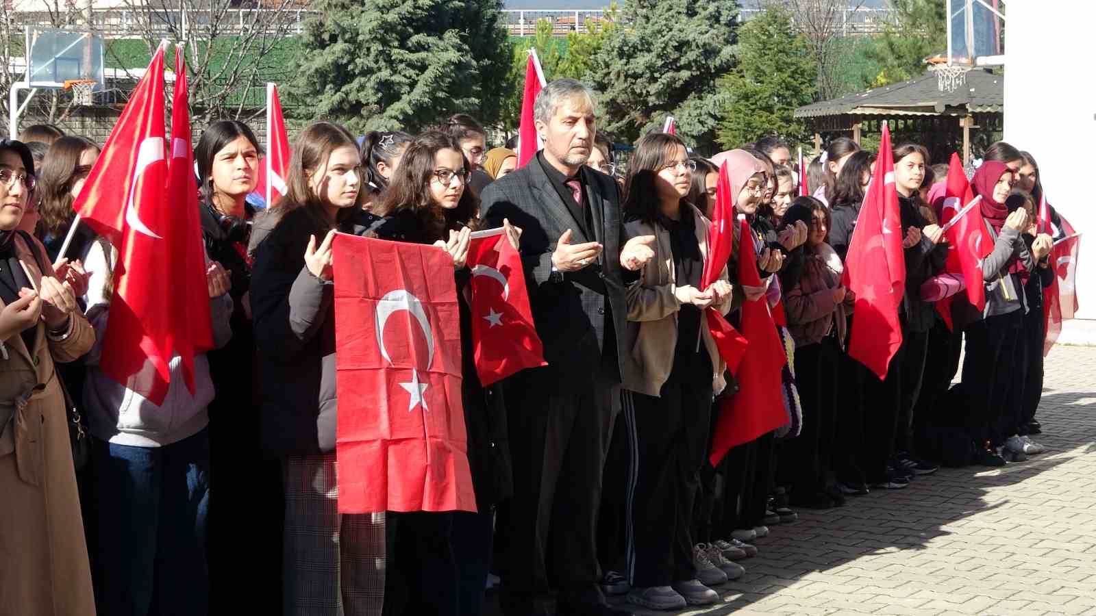 Yeni haftaya bayrak, vatan, milli ve manevi değerler anlatılarak başladı
