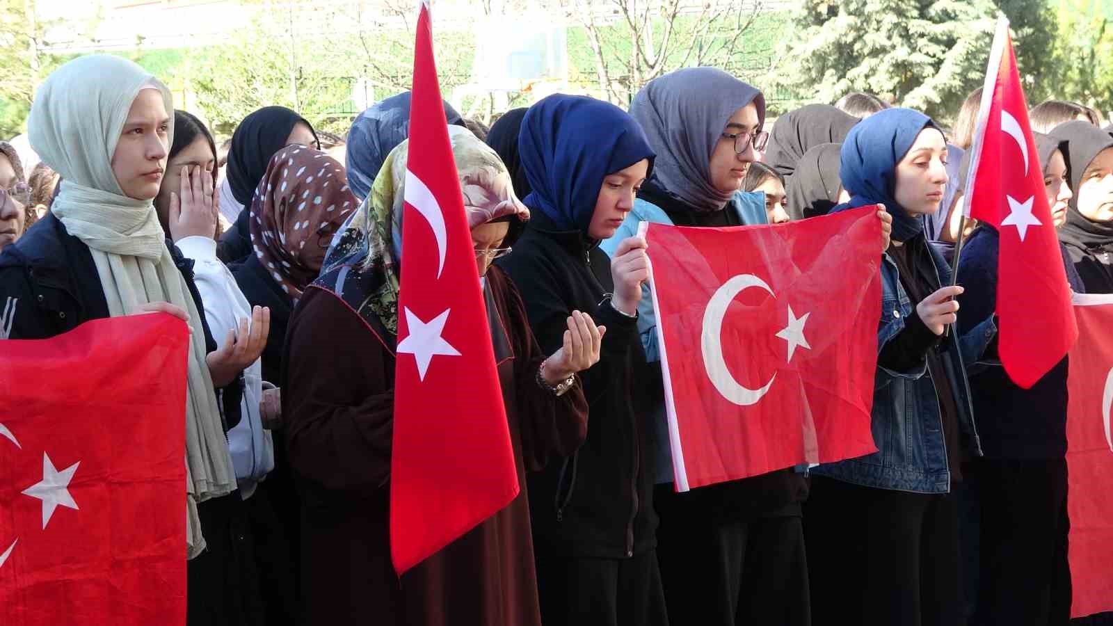 Yeni haftaya bayrak, vatan, milli ve manevi değerler anlatılarak başladı
