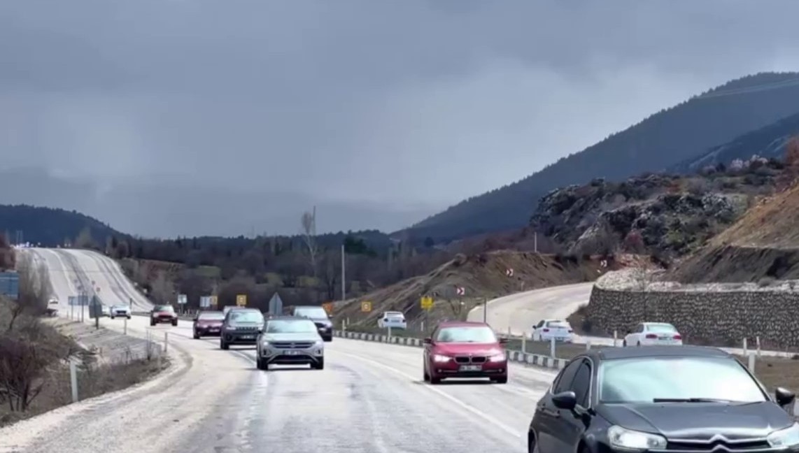 Yeni Konya Antalya kara yolunda bayram dönüşü yoğunluğu
Yeni Konya Antalya kara yolunda bayram dönüşü yoğunluğu
