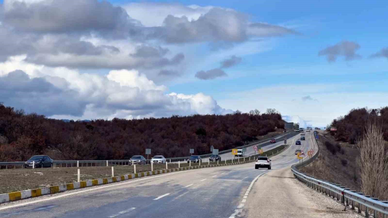 Yeni Konya Antalya kara yolunda bayram dönüşü yoğunluğu
Yeni Konya Antalya kara yolunda bayram dönüşü yoğunluğu