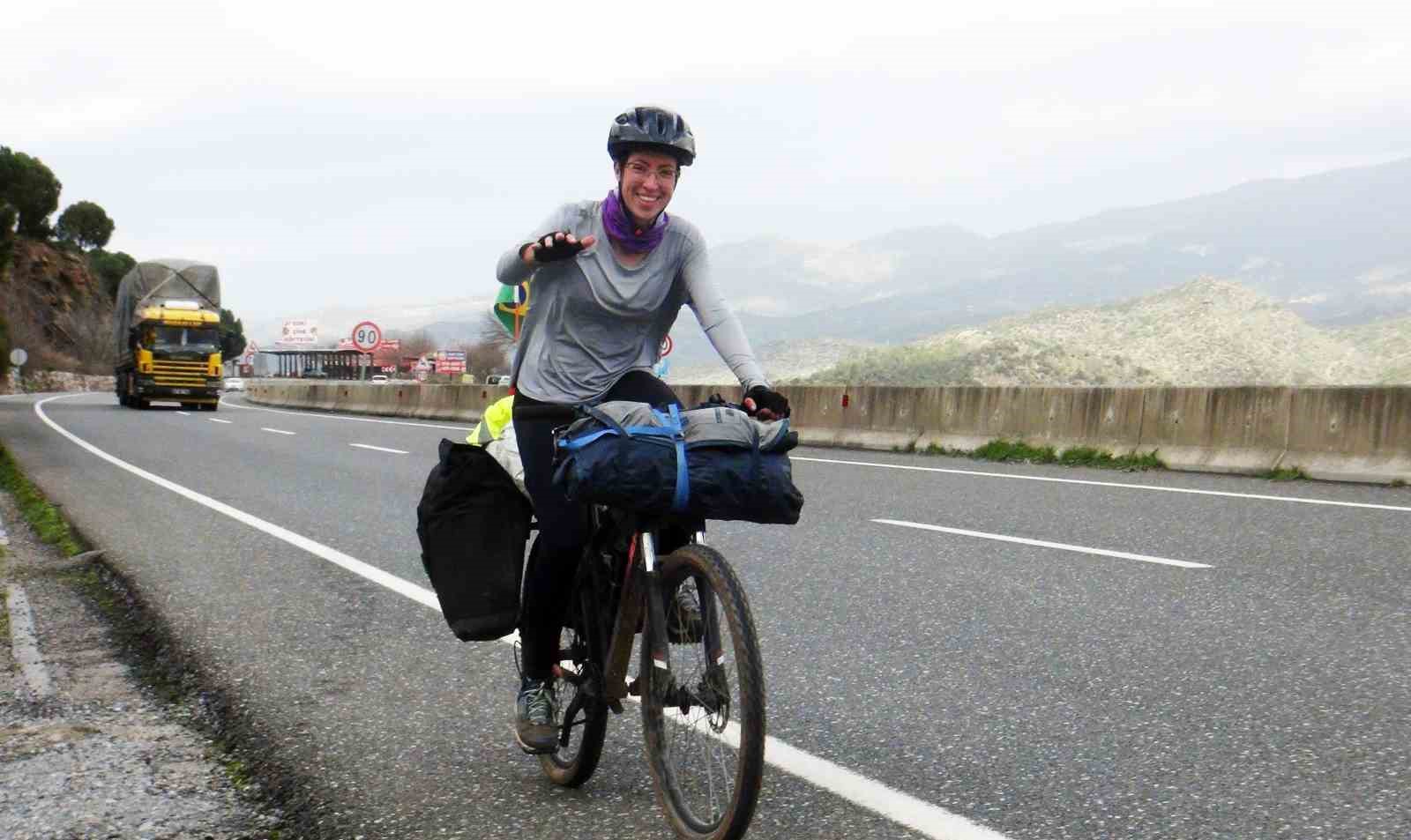 Yeni kültürleri tanımak için Brezilya’dan Çin’e pedal çeviriyor
