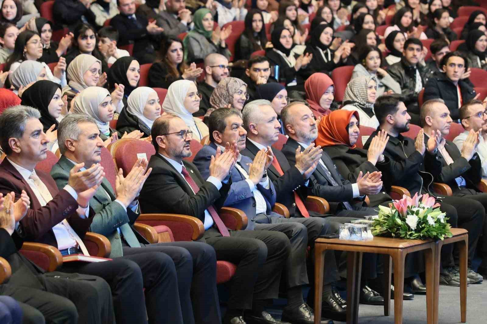 Yeni nesil gençlik vizyonu sempozyumla ele alındı
Yeni nesil gençlik vizyonu sempozyumla ele alındı