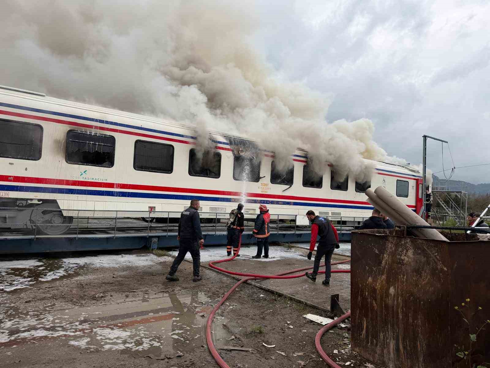 Yeni üretilen vagon alev alev yandı
