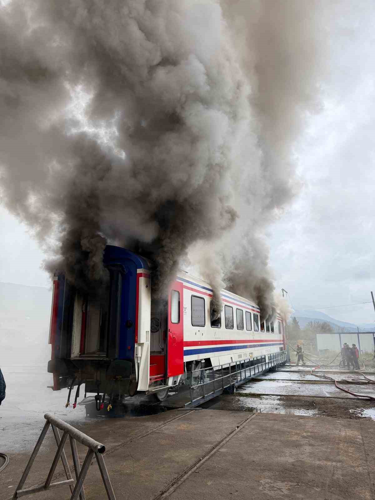 Yeni üretilen vagon alev alev yandı
