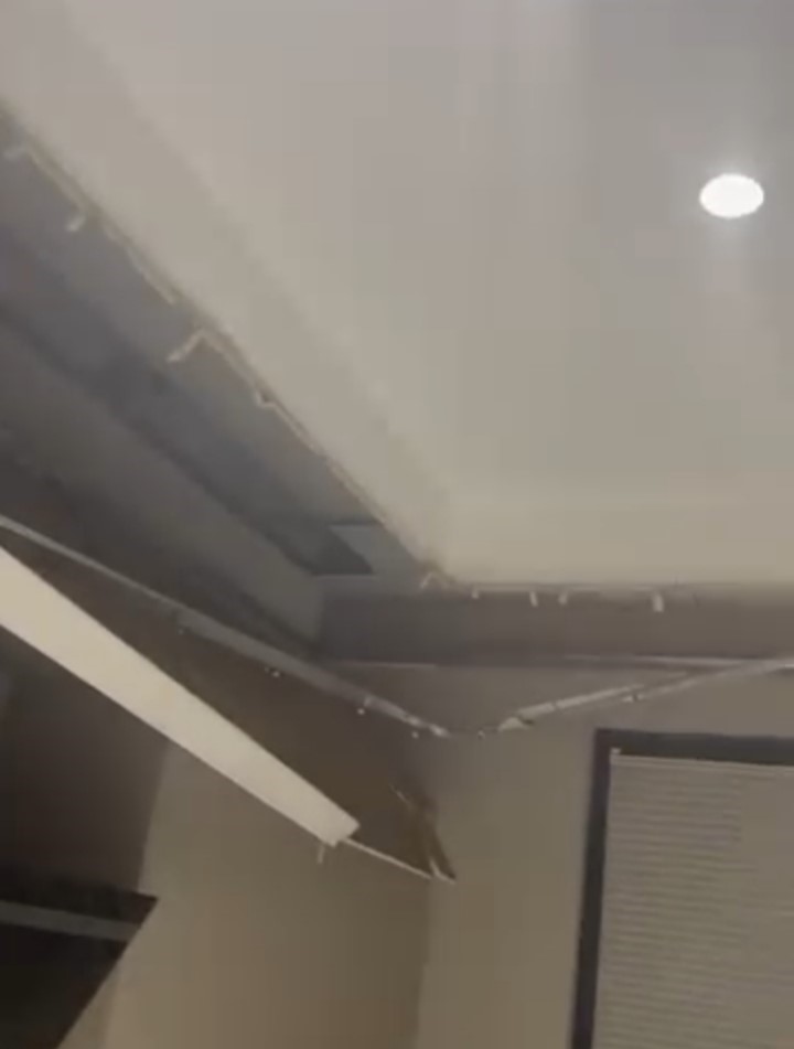 Yeni yapılan binada tavan çöktü: O anlar kamerada
