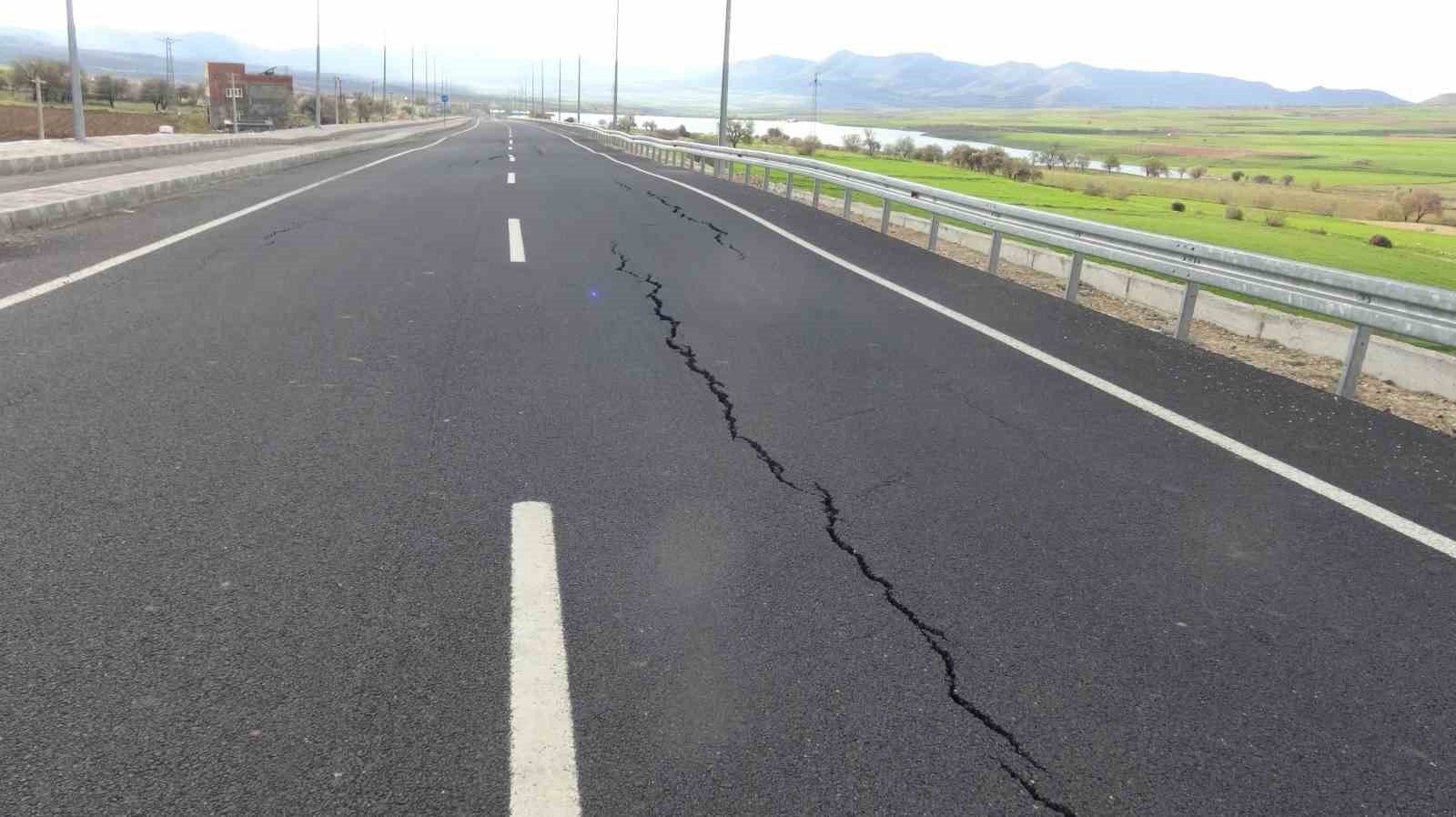 Yeni yapılan yolda çatlak ve göçükler oluştu
