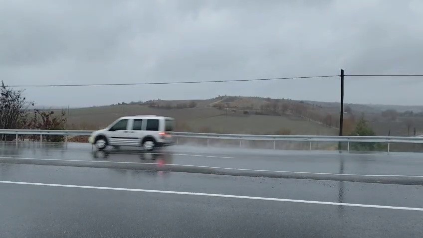 Yeni yapılan yolda yaşanan çökme kazalara daveti çıkarıyor
