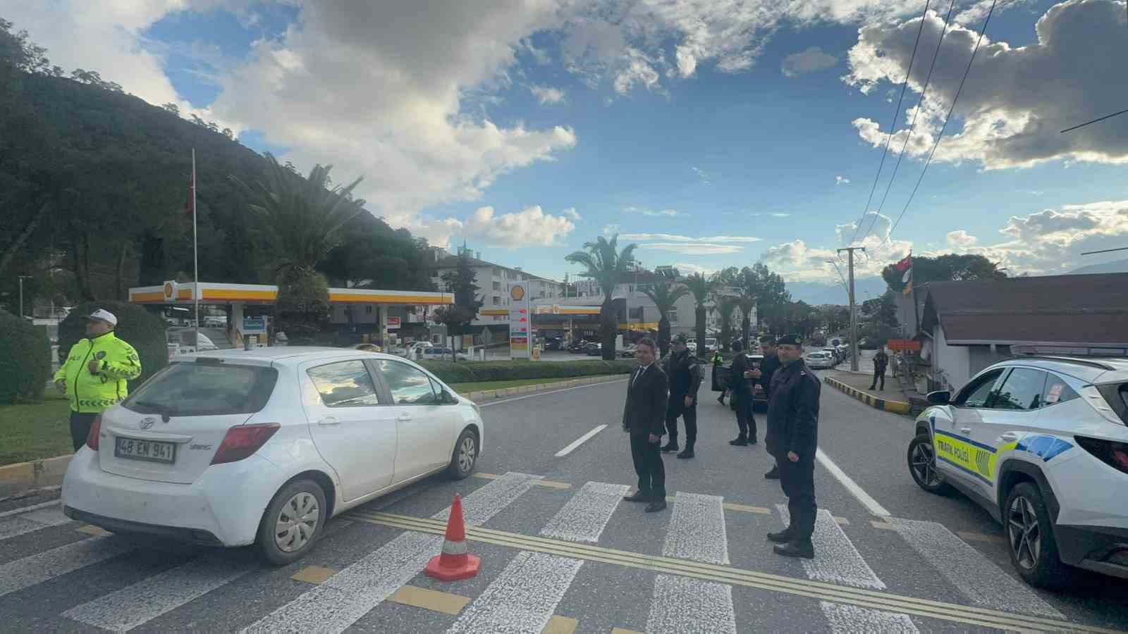 Yeni yıl için Marmaris’te trafik ve güvenlik önlemleri artırıldı
Yeni yıl için Marmaris’te trafik ve güvenlik önlemleri artırıldı