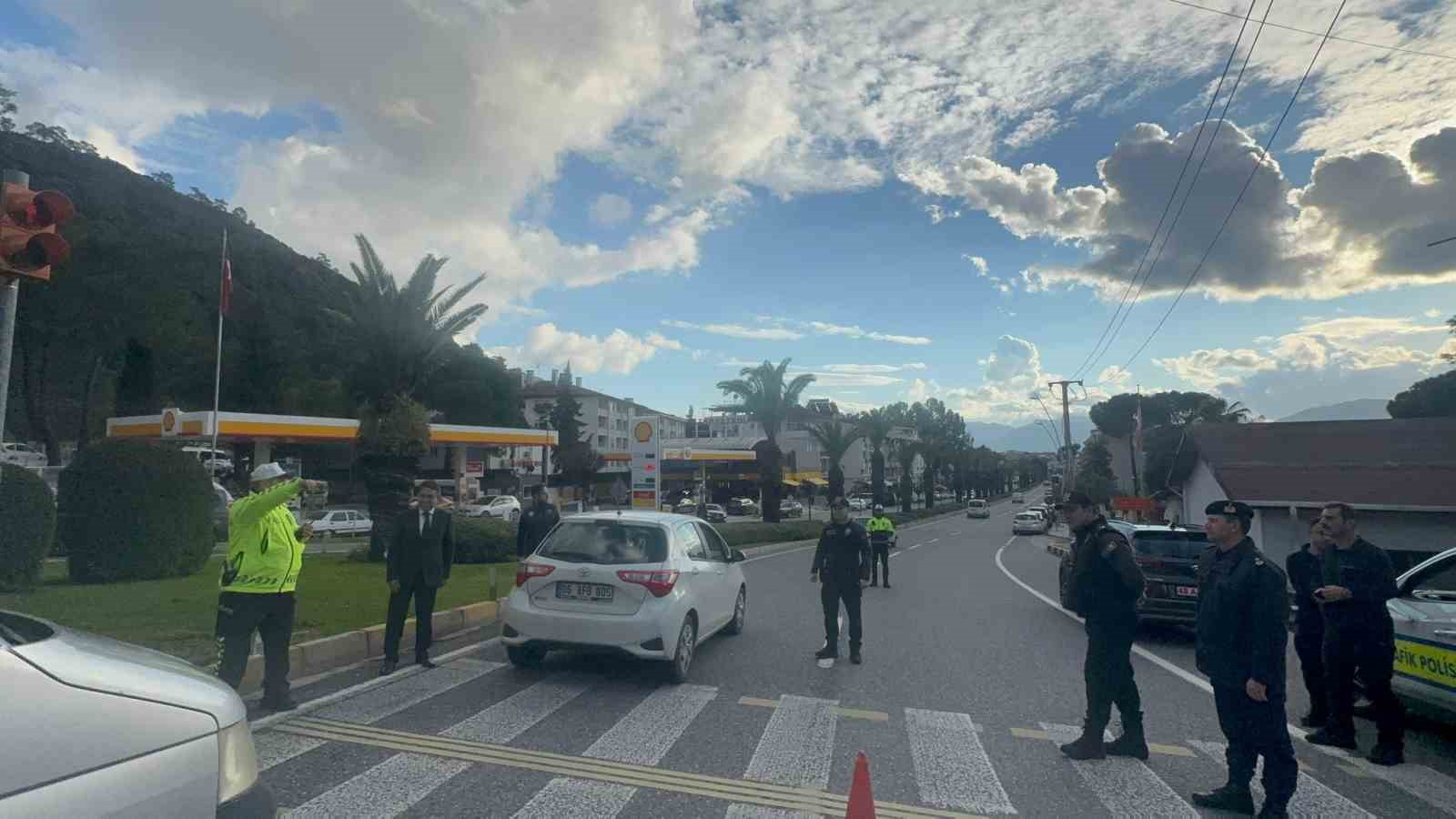 Yeni yıl için Marmaris’te trafik ve güvenlik önlemleri artırıldı
Yeni yıl için Marmaris’te trafik ve güvenlik önlemleri artırıldı