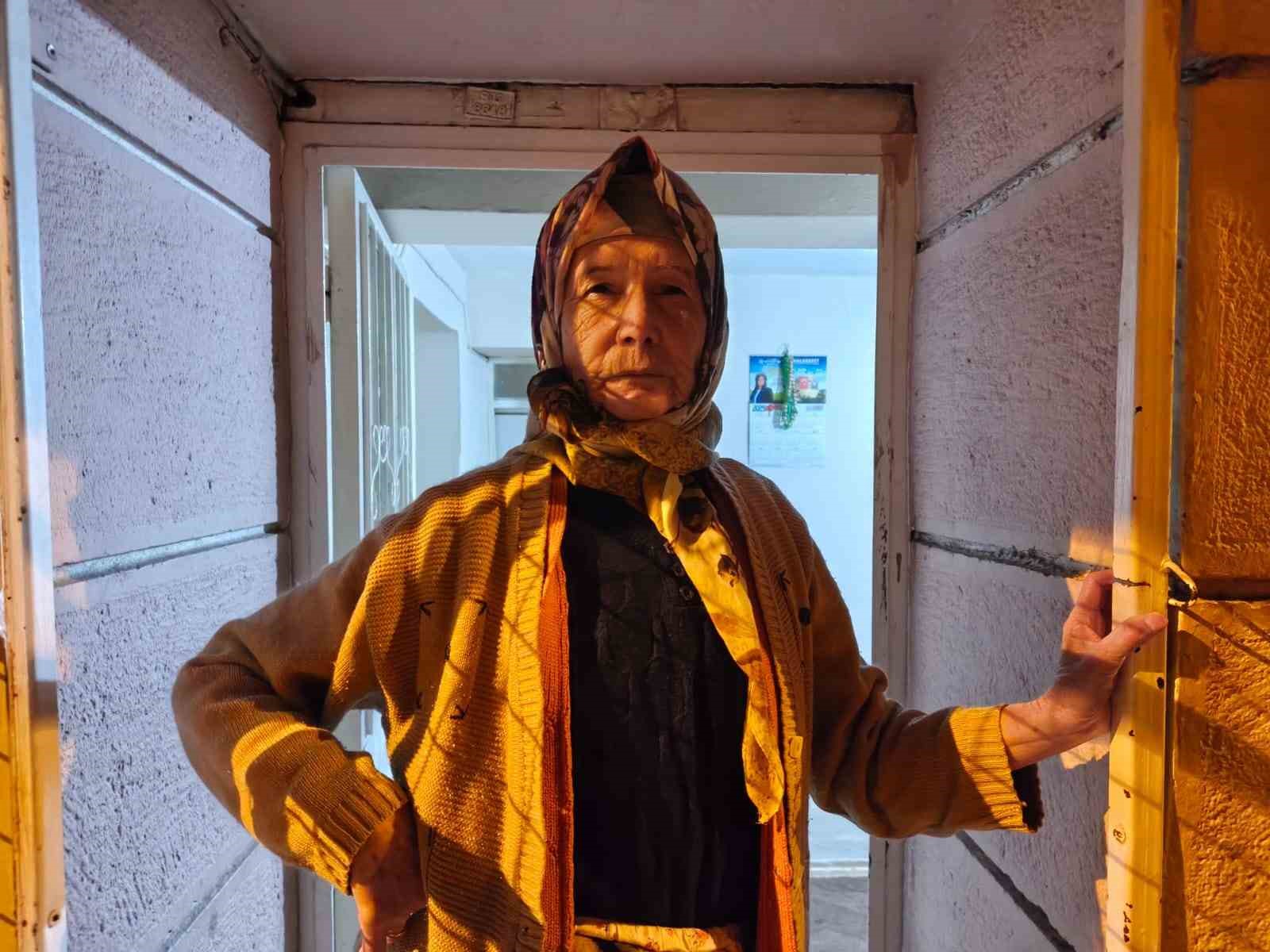 Yeni yıla balkonda mahsur kalarak girdi
